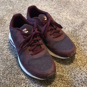Maroon Adidas cloudfoam Flyer